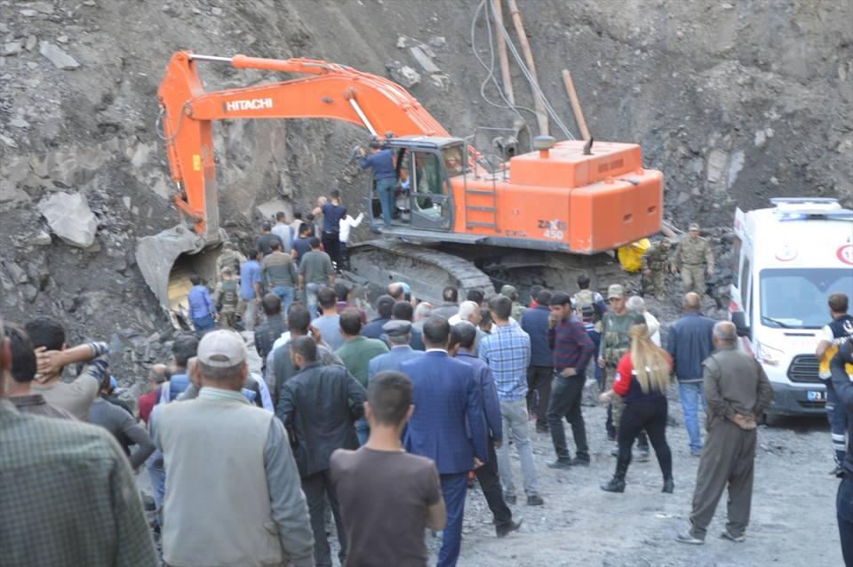 <p>Şırnak'ta kaçak faaliyet gösteren bir kömür ocağında meydana gelen göçükte 6 işçi yaşamını yitirdi. </p>
