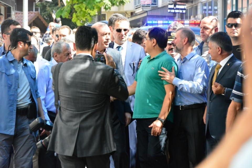 <p>Cumhurbaşkanı Recep Tayyip Erdoğan, eniştesi Ziya İlgen'in annesi Zümriye İlgen'in cenaze törenine katılmak üzere Balıkesir'in Erdek ilçesine geldi. Erdoğan'ın ardından oğlu Bilal Erdoğan ile İstanbul Büyükşehir Belediye Başkanı Kadir Topbaş da geldi.</p>

<p> </p>
