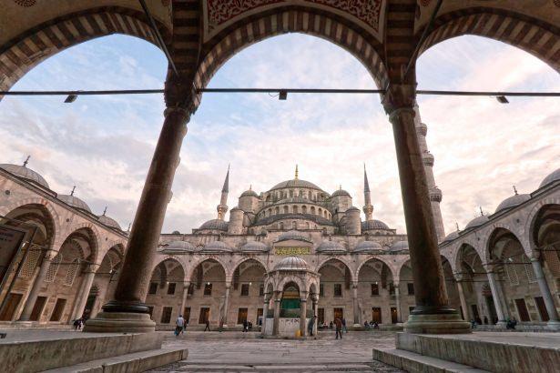 <p>Binalar, tüm alana hakim ve dış avlu içinde yer alan cami ve hünkar kasrı çevresinde işlevlerine göre dini, eğitim yapıları ve sosyal tesisleri olarak gruplandırıldı.</p>

<p> </p>
