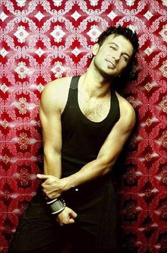 <p>Tarkan - Almanya doğumlu.. Aslen Rize'li..</p>
