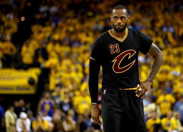 <p>LeBron James</p>
<p>LeBron James - Basketbol - 77.2 milyon euro <br />
<br />
Kazancı: 23.2 milyon euro<br />
Sponsorluk geliri: 54 milyon euro</p>