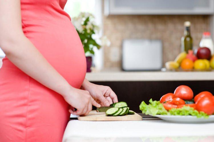 <p>Hamilelik sürecinde anne adaylarının beslendikleri bazı besinler bebeklerde düşüğe neden olabiliyor. <strong>Peki anne adayları hangi besinlerden uzak durduğunda kendi sağlığını ve bebeğini riske atmaz?</strong></p>
