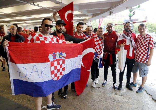 <p>"TÜM DÜNYAYA DERS VERDİLER" - Le Figaro, Türk ve Hırvat taraftarların maçtan önce Paris sokaklarında bayram havası estirdiğini ve hiçbir üzücü olay yaşanmadığına özellikle dikkat çekti.</p>
