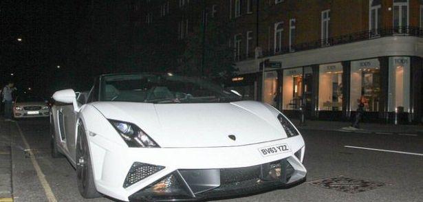 <p>Katar, Kuveyt ve Suudi Arabistanlı Lamborghini, Ferrari ve McLaren sahipleri birkaç haftalık yurtdışı ziyaretlerinde bile arabalarını kargo jetlerle gittikleri ülkeye götürüyor.</p>

<p> </p>
