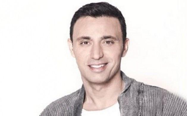 <p>1996'da Londra'ya yerleşen sanatçı Amerika'nın New Hampshire eyaletindeki New Hampshire Üniversitesi'nde yarım bıraktığı işletme eğitimine American College of London'da devam etti</p>
