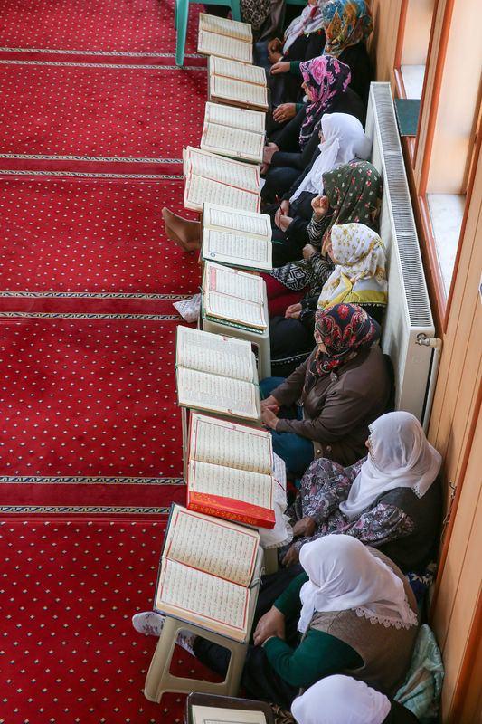 <p>10 camimizde hatimli ve teravih namazı kılınıyor. Bazı camilerimizde namazdan sonra ney dinletisi, çay ikramı, hat sanatı gibi çeşitli etkinliklerimiz oluyor. Her yerde Kur'an kurslarının açılması ve Kur'an okuyan bayanların sayısının artması ile camilerdeki yoğunluğumuz da arttı. </p>
