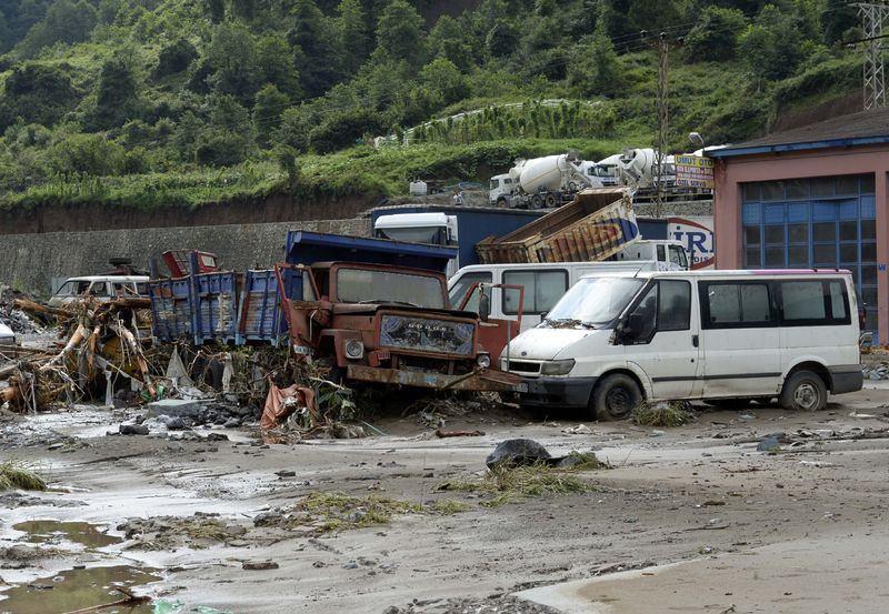 <p>Karayolları, belediye, DSİ ve İl Özel İdaresi ekipleri yol temizleme çalışmalarını aralıksız sürdürüyor. </p>
<p> </p>