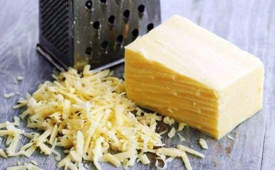 <p>Peyniri kolay rendelemek için, 15 dakika buzlukta bekletin</p>