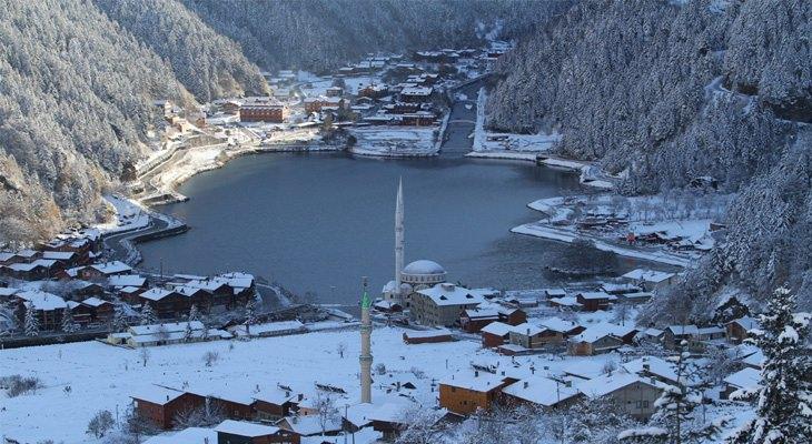 <p><strong>Uzungöl;</strong></p>

<p>Trabzon'un en gözde yerlerinden birisidir. Doğa yürüyüşleri için elverişli bir ortamdır. Yılın 5 ayı karla kaplı olduğu için kayak tatillerine alternatifler arasında yer alır.<strong>​</strong></p>
