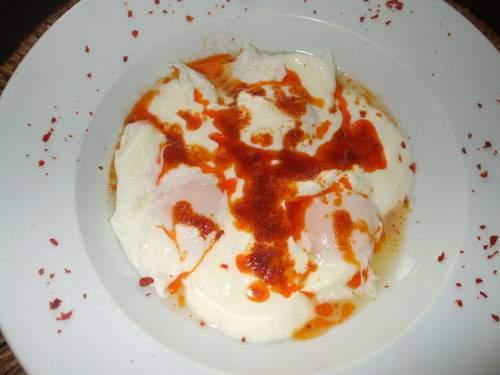 <p>ARTVİN Hamur işlerinde; hinkel , cergebas , bişi , katmer, erişte, lokum (lokma) ve börekler yer almaktadır.Dibek veya dinklerde döğülerek hazırlanan ve adı halk arasında “ gendirme ” ve “keşkek” olarak bilinen yemekler çok bilinen yöresel yemeklerdir. Çorbalardan “ püşürük ” adlı çorba, en çok bilinenlerdendir. Bunlardan başka, “çılbır”; “Kaygana (Omlet)”; yağlı, lorlu veya sadece etle yapılan soğanlı yahni de yerli yemekler arasındadır. Ayrıca sahil kesiminde yer alan halkın mahalli yemekleri arasında, hamsi balığından hazırlanan; hamsili pilav, hamsili buğulama, hamsili mısır ekmeği (cadı), hamsi salamura yer almaktadır</p>