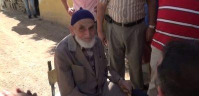 102 yaşındaki dede gelin arabasının &ouml;n&uuml;n&uuml; kesti