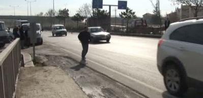 Acılı baba evladının cansız bedenine b&ouml;yle koştu