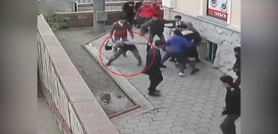 11 kişiyi tek başına d&ouml;ven &Ccedil;e&ccedil;en!