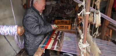 12 metrekareden d&uuml;nyaya a&ccedil;ılıyor! Yurtdışında yaşayan kişilere &ouml;zel kilim dokuyor