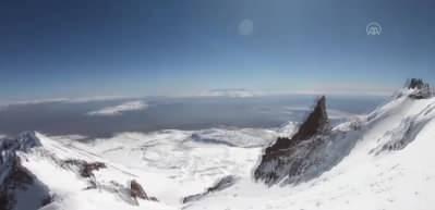 12 saatte tırmandığı Erciyes'in zirvesinden kayarak 15 dakikada indi