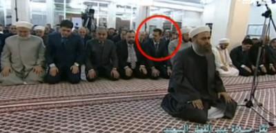 Esed, namazda imamdan &ouml;nce selam verdi