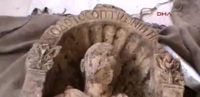 1500 yıllık rahip heykeli m&uuml;ze bah&ccedil;esinden &ccedil;alındı