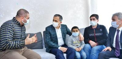 150 bin gıda kolisi hazırlandı, ilk teslimatı Vali Yerlikaya yaptı