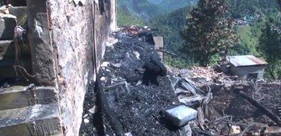 150 yıllık tarihi 3 ev k&uuml;l oldu