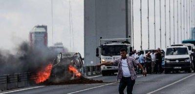 15 Temmuz Şehitler K&ouml;pr&uuml;s&uuml;'nde ara&ccedil; yangını