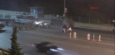 15 Temmuz'un yeni kahramanı: Kurşunlara y&uuml;r&uuml;yen gen&ccedil; kız