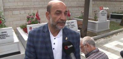 15 Temmuz'un yıl d&ouml;n&uuml;m&uuml;nde vatandaşlar şehitlikte dua etti