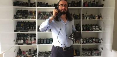 15 yılda biriktirdiği cep telefonları ile uyuyor