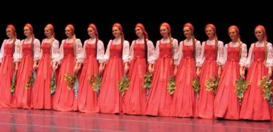 16 gen&ccedil; kız sahnede herkesi b&uuml;y&uuml;ledi