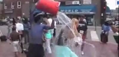 Canlı yayında Muhabiri böyle ıslattılar