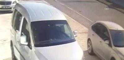 Otomobile &ccedil;arpan motosikletin s&uuml;r&uuml;c&uuml;s&uuml; hastanede &ouml;ld&uuml;