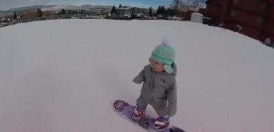 1 yaşındaki bebeğin snowboard keyfi!