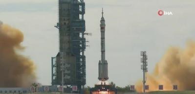 &Ccedil;in, yeni uzay istasyonunda g&ouml;rev alacak ilk m&uuml;rettebatı taşıyan Shenzhou-12'yi başarıyla fırlattı