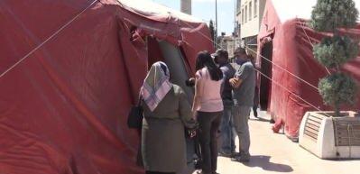 Kent meydanında kurulan &ccedil;adırda da vatandaşlara Kovid-19 aşısı yapılıyor