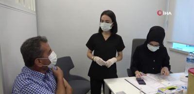 Sağlık Bakanı Koca'nın sosyal medya hesabından paylaştığı aşı rekortmeni hemşire konuştu: "Mutlu oldum, heyecanlandım"