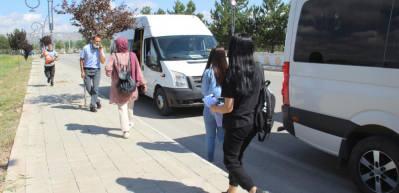 Sınava &ouml;ğrenci taşıyan servis arızalandı, &ouml;ğrencilerin imdadına polis yetişti