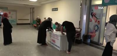 Yaş sınırı d&uuml;ş&uuml;yor, vatandaşlar korona vir&uuml;s aşısı olmak i&ccedil;in sıraya giriyor