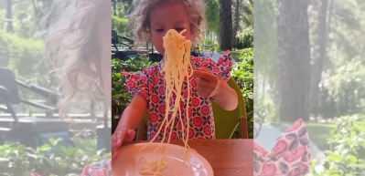 Pelin Akil ve Anıl Altan &ccedil;iftinin ikiz kızlarından: Makarna nasıl yenir?