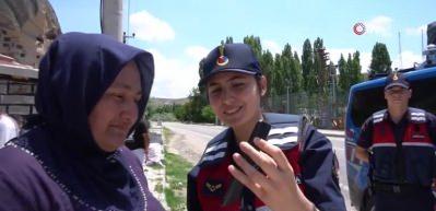 G&ouml;zyaşları i&ccedil;inde hasret giderdi! Anne ve asker oğlunun duygulandıran g&ouml;r&uuml;şmesi