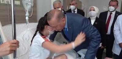 Cumhurbaşkanı Erdoğan ziyaret etti! K&uuml;&ccedil;&uuml;k Elanur yaşadığı mutluluğu anlattı