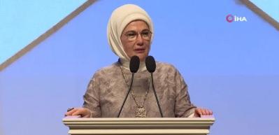 Emine Erdoğan, devlet korumasındaki &ccedil;ocukların hazırladığı tiyatro g&ouml;sterisini izledi