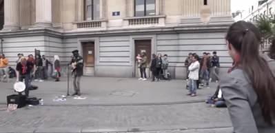 Sokak sanatçısına, yoldan geçen bir kadın eşlik ederse...