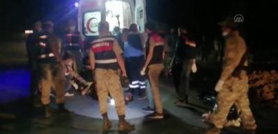 Son dakika: M&uuml;ltecileri taşıyan minib&uuml;s kaza yaptı: 12 &ouml;l&uuml;, 20 yaralı