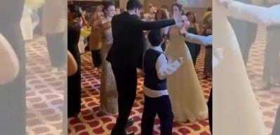 Yakışıklı oyuncu Murat Yıldırım, kız kardeşinin düğününde böyle oynadı!