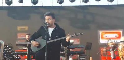Ağrı'da sahneye çıkan Mustafa Ceceli'den Kürtçe şarkılar söyledi