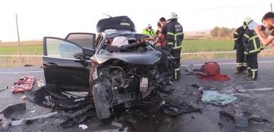 Aksaray'da gurbet&ccedil;i otomobili d&uuml;ğ&uuml;n konvoyuna &ccedil;arptı: 2 &ouml;l&uuml;, 6 yaralı
