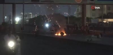 H&uuml;k&uuml;metsiz kalan L&uuml;bnan&rsquo;da halk yine sokaklarda: 25 yaralı