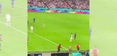 İngiltere-İtalya maçında taraftar kendini sahaya attı!