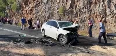 Antalya'da iki otomobil &ccedil;arpıştı: 1 &ouml;l&uuml;, 6 yaralı
