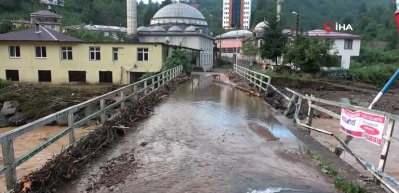 Rize&rsquo;nin &Ccedil;ayeli il&ccedil;esinde selin bıraktığı tahribat g&uuml;n ağarınca ortaya &ccedil;ıktı