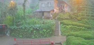 Rize'de toprak bir anda &uuml;stlerine yığıldı! Canlarını zor kurtardılar